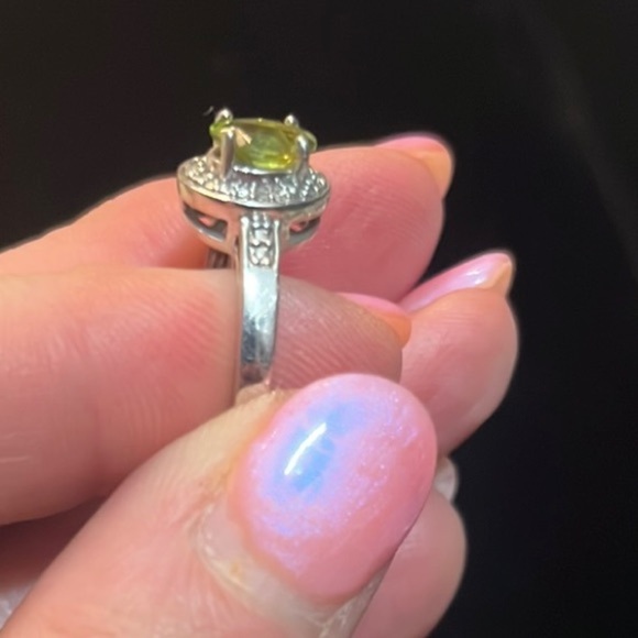 EUC! Peridot and .925 Silver Halo Ring with Vibrant Center Stone - Picture 5 of 6